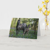Black Friesian Mare and Foal in Bluebells Karte (Gelbe Blume)