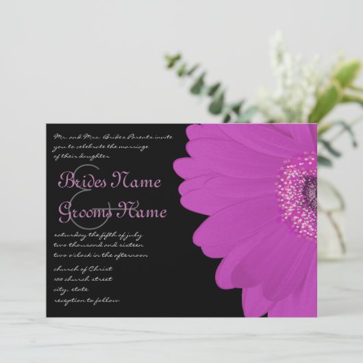 Black & Fuchsia Gerber Daisy Wedding Einladung (Stehend Vorderseite)
