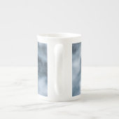 Black German Shepherd in snow Duvet Cover Porzellantasse (Rückseite)