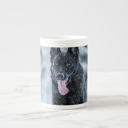 Black German Shepherd in snow Duvet Cover Porzellantasse (Vorderseite)