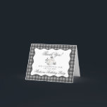 Black Gingham Little Boo Ghost Birthday Vielen Dan Dankeskarte<br><div class="desc">Hey Boo! Machen Sie sich mit unserem Niedlichen Ghost-Dekor auf eine spektakuläre Feier gefasst! Dieses charmante Design besticht durch einen zauberhaften Geist mit einem Kürbiskernkorb, einem Set mit schwarzem Wellenrand und einem prächtigen Gingham-Hintergrund. Ideal für einen lustigen und festlichen Halloween-Fest. Lassen Sie sich verwöhnen und geniessen Sie dieses lustige Herbstdesign,...</div>