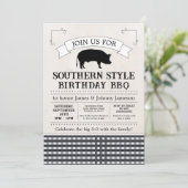 Black Gingham Southern GRILLEN Pig Roast Birthday Einladung (Stehend Vorderseite)