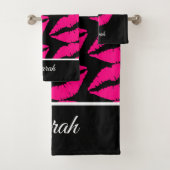 Black Girly Pink Lipstick Monogramm Name Badezimme Badhandtuch Set (Insitu)