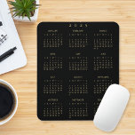 Black Gold 2025 Full Year Calendar Zuhause Office Mousepad<br><div class="desc">Maßgeschneiderte,  elegante Imitate Goldskripttypografie auf schwarz,  Jahreskalender 2025,  Staub- und Fleckresistentes Mousepad mit rutschsicherem Rücken,  für Zuhause und Büro. Es ist ein großartiges Geschenk für Freunde,  Familie,  Gleichaltrige,  Mitarbeiter,  Mitarbeiter,  Mitarbeiter,  für Ferien,  Weihnachten,  neue Jahre.</div>