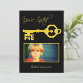 Black & Gold 21st Birthday Party Key Invitation Einladung (Stehend Vorderseite)