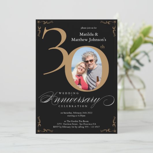 Black Gold 30. Wedding Anniversary Calligraphie Einladung (Stehend Vorderseite)