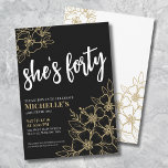 Black Gold 40. Geburtstag Party Einladung<br><div class="desc">Elegant 40 Black Gold 40. Geburtstag Party Einladung. Eine lustige, aber elegante 50. Geburtstagsfeier mit gürtelgoldenen, schwarz-weißen Blume für die Jungen im Herzen. Bitte beachten Sie, dass es keinen Goldschimmer oder keine Folie gibt, es ist einfach eine Farbe. Ein spielerisches Blume-Muster umrahmt eine Schriftzeichen-Typografie "sie ist vierzig" und vermischt sich...</div>