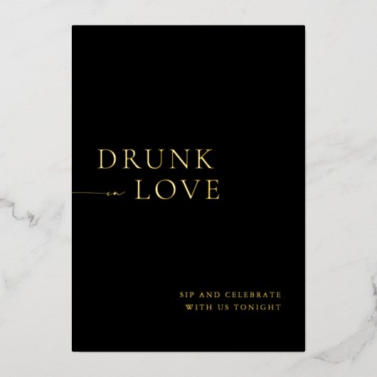 Black & Gold Betrunken in Liebe Hochzeitszeichen B Folieneinladung (Vorderseite)