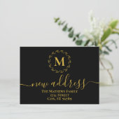 Black Gold Botanic Wreath Monogram New Address Ankündigung (Stehend Vorderseite)