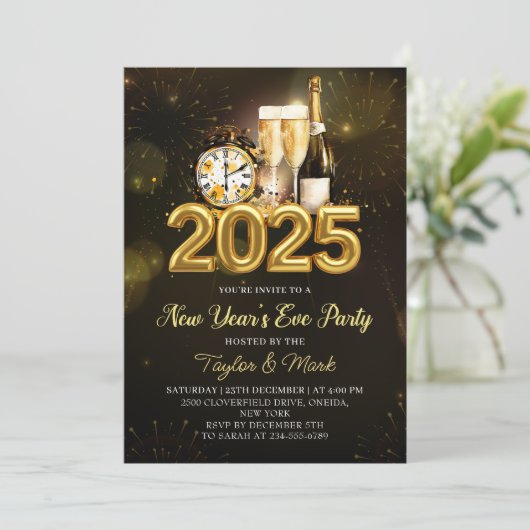 Black Gold Champagne Cheers Silvester Party Einladung (Stehend Vorderseite)