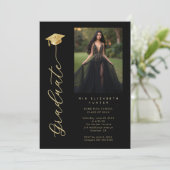 Black & Gold Dramatic Grad Cap Photo & Calligraphy Einladung (Stehend Vorderseite)