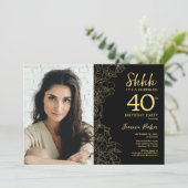 Black Gold Elegante Überraschung Foto 40. Geburtst Einladung (Stehend Vorderseite)