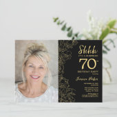 Black Gold Elegante Überraschung Foto 70. Geburtst Einladung (Stehend Vorderseite)