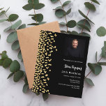 Black Gold Foto Geburtstagseinladung<br><div class="desc">Modernes,  elegantes und einladendes Hotel. Ein schwarzer Hintergrund mit goldenen Imitaten Konfetti. Personalisieren und fügen Sie Foto,  einen Namen und Party Details. Weißer Text. 1 Blatt = 1 Einladung mit Druckkante bis Kante.</div>