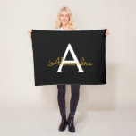 Black Gold Girl Monogram Name Modern Fleecedecke<br><div class="desc">Schwarz und Gold Monogramm Name Fleece Blanket. Das macht den perfekten 16 Geburtstag,  Hochzeit,  Brautparty,  Jubiläum,  Babydusche oder Junggeselinnen-Abschied Geschenk für jemanden,  der Lieben glamourösen Luxus und schicke Stile.</div>