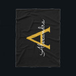 Black Gold Girl Monogram Name Modern Fleecedecke<br><div class="desc">Schwarz und Gold Monogramm Name Fleece Blanket. Das macht den perfekten 16 Geburtstag,  Hochzeit,  Brautparty,  Jubiläum,  Babydusche oder Junggeselinnen-Abschied Geschenk für jemanden,  der Lieben glamourösen Luxus und schicke Stile.</div>