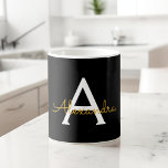 Black Gold Girl Script Monogram Name Modern Kaffeetasse<br><div class="desc">Gold und Black Monogram Name Coffee Cup oder Tasse. Das macht den perfekten 16 Geburtstag,  Hochzeit,  Brautparty,  Jubiläum,  Babydusche oder Junggeselinnen-Abschied Geschenk für jemanden,  der Lieben glamourösen Luxus und schicke Stile.</div>