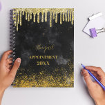 Black Gold Glitzer Tropfen Blush Name 2025 Planer<br><div class="desc">Lassen Sie sich vom Black Gold Glitzer Tropfen Blush Name 2025 Planner verzaubern. Dieses atemberaubende Planer-Cover zeichnet sich durch einen schlichten schwarzen Hintergrund aus, elegant hervorgehoben mit Imitaten goldenen Glitzer-Tropfen, die wie flüssiges Gold kaskadieren. Das Design wird durch einen sanften, blütenfarbigen Akzent ergänzt, der dem luxuriösen Design eine delikate Touch...</div>