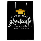 Black & Gold Grad Hat Graduation Party Gunst Mittlere Geschenktüte (Rückseite)