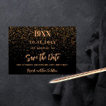 Black Gold Konfetti Geburtstagsparty Save The Date<br><div class="desc">Ein schwarzer Hintergrund mit goldenem Konfetti. Personalisieren und fügen Sie Datum und Name/Alter hinzu. Der Text: Save the Date ist mit einem großen angesagten,  handgeschriebenen Stilskript geschrieben.</div>