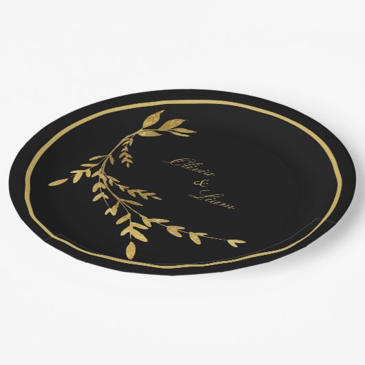 Black Gold Leaf Elegante Name Skripthochzeit Pappteller (Schrägansicht)