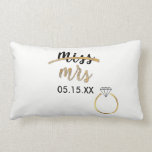 Black & Gold Miss Mrs. Name Datum Lumbar Pillow Lendenkissen<br><div class="desc">Ist das nicht niedlich! Super trendige Schwarz-, Weiß- und Imitat-Goldfolie umkehrbar Lendenkissen mit "vermisst" und "mrs" in einem niedlichen handgearbeiteten Skript-Schriftart, mit "vermisst", umgeben von einem Imitat Goldfolie Schlag, und Imitat Goldfolie Diamantring unten rechts. Dazwischen befindet sich ein Textfeld für die Anpassung: Ihre Hochzeit, Ihre neue "Frau" Name oder beides!...</div>