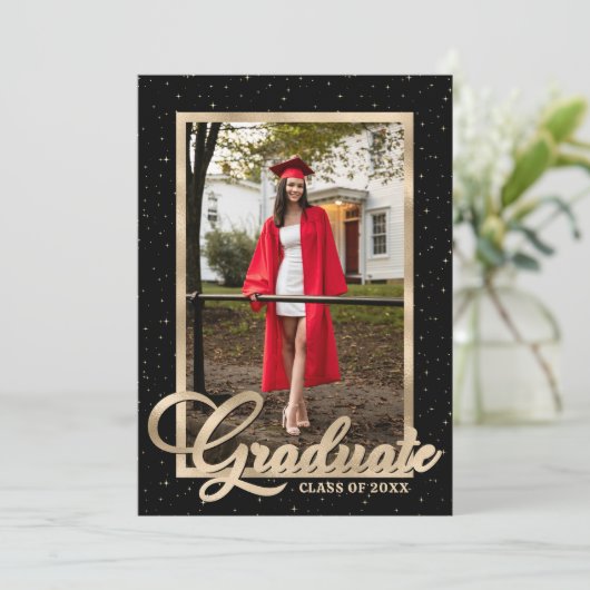 Black Gold Modern Script Foto Graduation Party Einladung (Stehend Vorderseite)