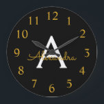 Black Gold Modern Script Girls Monogram Name Große Wanduhr<br><div class="desc">Schwarz und Gold einfache Script Monogram Name Clock. Das macht den perfekten süßen 16 Geburtstag,  Hochzeit,  Brautparty,  Jubiläum,  Babydusche oder Junggeselinnen-Abschied Geschenk für jemanden,  der Lieben glamourösen Luxus und schicke Stile.</div>