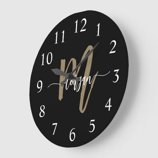 Black Gold Modern Script Monogram Name Große Wanduhr (Winkel)