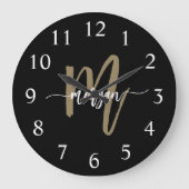 Black Gold Modern Script Monogram Name Große Wanduhr (Vorderseite)