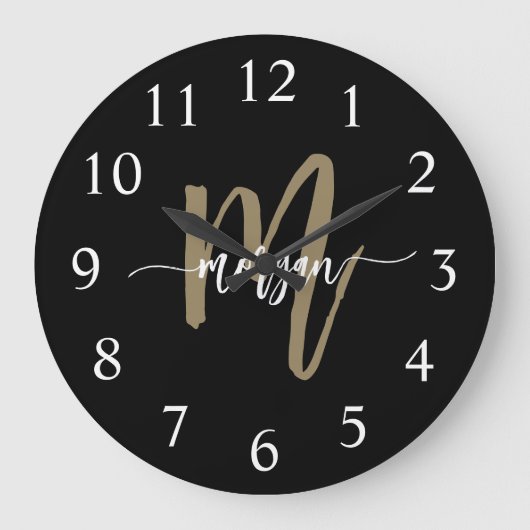 Black Gold Modern Script Monogram Name Große Wanduhr (Vorderseite)