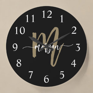 Black Gold Modern Script Monogram Name Große Wanduhr