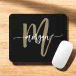 Black Gold Modern Script Monogram Name Mousepad<br><div class="desc">Fügen Sie Ihrem Arbeitsbereich eine Touch Eleganz hinzu mit dem Black and Gold Modern Script Monogram Name Mouse Pad. Mit einer schwarzen Oberfläche und einem fett-goldenen Monogramm in einem modernen Skript-Schriftart kombiniert dieses Mauspad Luxus und Funktionalität. Er ist für eine glatte, präzise Mausbewegung konzipiert und eignet sich ideal für Zuhause-Büros,...</div>
