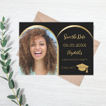 Black Gold Moderne Foto Graduation Party Save The Date<br><div class="desc">Eine Foto-Save the Date-Karte für eine Graduiertenparty. vorne: Fügen Sie Ihr eigenes Foto in vertikaler Größe des Absolventen hinzu. Imitate goldenes Foto Bogen Rahmen. Ein schwarzer Hintergrund, goldener Text. Vorlagen für Namen und Datum. Der Name und der Text: Save the Date sind mit einem modernen handgeschriebenen Stilskript geschrieben. Mit einer...</div>