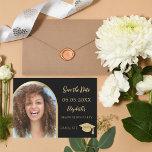 Black Gold Moderne Foto Graduation Party Save The Date<br><div class="desc">Eine Foto-Save the Date-Karte für eine Graduiertenparty. vorne: Fügen Sie Ihr eigenes Foto in vertikaler Größe des Absolventen hinzu. Imitate goldenes Foto Bogen Rahmen. Klassischer schwarzer Hintergrund, goldener Text. Vorlagen für Namen und Datum. Der Name und der Text: Save the Date sind mit einem modernen handgeschriebenen Stilskript geschrieben. Mit einer...</div>