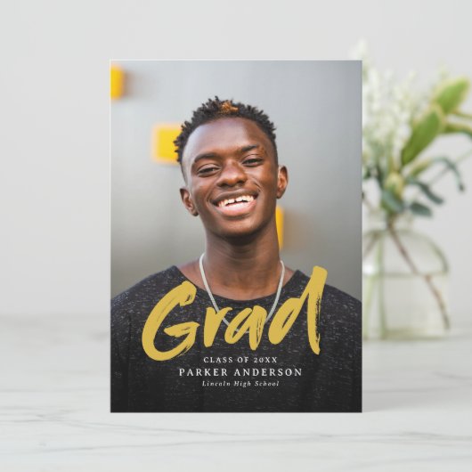 Black & Gold Modernes Script Foto Abschluss Einladung (Stehend Vorderseite)