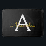 Black Gold Modernes Script Giron Monogram Name Badematte<br><div class="desc">Schwarz und Gold einfache Script Monogram Name Bath Mats. Das macht den perfekten Abschluss,  Geburtstag,  Hochzeit,  Brautdusche,  Jubiläumsdusche,  Babydusche oder Bachelorette-Party-Geschenk für jemanden,  der Glamour-Luxus und schicke Stile liebt.</div>