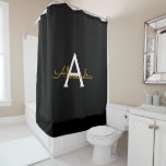 Black Gold Modernes Script Giron Monogram Name Duschvorhang<br><div class="desc">Schwarz und Gold Monogram Name Badezimmer Duschvorhang. Das macht den perfekten 16 Geburtstag,  Hochzeit,  Brautparty,  Jubiläum,  Babydusche oder Junggeselinnen-Abschied Geschenk für jemanden,  der Lieben glamourösen Luxus und schicke Stile.</div>