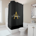 Black Gold Modernes Script Giron Monogram Name Duschvorhang<br><div class="desc">Schwarz und Gold Monogram Name Badezimmer Duschvorhang. Das macht den perfekten 16 Geburtstag,  Hochzeit,  Brautparty,  Jubiläum,  Babydusche oder Junggeselinnen-Abschied Geschenk für jemanden,  der Lieben glamourösen Luxus und schicke Stile.</div>