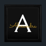 Black Gold Modernes Script Giron Monogram Name Erinnerungskiste<br><div class="desc">Black and Gold Simple Script Monogram Name Juwelry Keepake Box. Dies macht den perfekten Abschluss,  Geburtstag,  Hochzeit,  Brautparty,  Jubiläum,  Babydusche oder Junggeselinnen-Abschied Geschenk für jemanden,  die Lieben glamourösen Luxus und schicke Stile.</div>