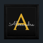 Black Gold Modernes Script Giron Monogram Name Erinnerungskiste<br><div class="desc">Black and Gold Simple Script Monogram Name Juwelry Keepake Box. Dies macht den perfekten Abschluss,  Geburtstag,  Hochzeit,  Brautparty,  Jubiläum,  Babydusche oder Junggeselinnen-Abschied Geschenk für jemanden,  die Lieben glamourösen Luxus und schicke Stile.</div>