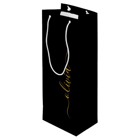 Black Gold Modernes Script Giron Monogram Name Geschenktüte Für Weinflaschen (Rückseite Schrägansicht)
