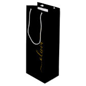 Black Gold Modernes Script Giron Monogram Name Geschenktüte Für Weinflaschen (Vorderseite Schrägansicht)