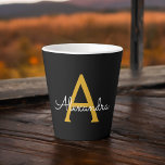Black Gold Modernes Script Giron Monogram Name Milchtasse<br><div class="desc">Schwarz und Gold einfache Script Monogram Name Latte Coffee Cup Tasse. Das macht den perfekten 16 Geburtstag,  Hochzeit,  Brautparty,  Jubiläum,  Babydusche oder Junggeselinnen-Abschied Geschenk für jemanden,  der Lieben glamourösen Luxus und schicke Stile.</div>