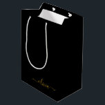 Black Gold Modernes Script Giron Monogram Name Mittlere Geschenktüte<br><div class="desc">Schwarz und Gold einfache Script Monogram Name Geschenktasche. Das macht den perfekten 16 Geburtstag,  Hochzeit,  Brautparty,  Jubiläum,  Babydusche oder Junggeselinnen-Abschied Geschenktasche für jemanden,  der Lieben glamourösen Luxus und schicke Stile.</div>