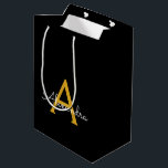 Black Gold Modernes Script Giron Monogram Name Mittlere Geschenktüte<br><div class="desc">Schwarz und Gold einfache Script Monogram Name Geschenktasche. Das macht den perfekten 16 Geburtstag,  Hochzeit,  Brautparty,  Jubiläum,  Babydusche oder Junggeselinnen-Abschied Geschenktasche für jemanden,  der Lieben glamourösen Luxus und schicke Stile.</div>