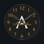 Black Gold Modernes Script Giron Monogram Name Runde Wanduhr<br><div class="desc">Schwarz und Gold Einfache Script Monogram Name Clock. Das macht den perfekten 16 Geburtstag,  Hochzeit,  Brautparty,  Jubiläum,  Babydusche oder Junggeselinnen-Abschied Geschenk für jemanden,  der Lieben glamourösen Luxus und schicke Stile.</div>