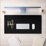 Black Gold Modernes Script Giron Monogram Name Schreibtischunterlage<br><div class="desc">Fügen Sie Ihrem Arbeitsbereich eine Touch von Eleganz und Funktionalität mit der Black Gold Modern Script Girly Monogram Name Desk Mat hinzu. Dieses elegante Schwarz-Design und ein elegantes Goldmonogramm in einem modernen Skript-Schriftart bieten Stil und Praxisnähe. Es eignet sich ideal für Zuhause-Büros, Studienzentren oder berufliche Räume und bietet eine glatte...</div>