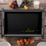 Black Gold Modernes Script Giron Monogram Name Serviertablett<br><div class="desc">Schwarz und Gold Einfache Script Monogram Name Place Serviertablett. Dies macht den perfekten Abschluss,  Geburtstag,  Hochzeit,  Brautparty,  Jubiläum,  Babydusche oder Junggeselinnen-Abschied Geschenk für jemanden,  die Lieben glamourösen Luxus und schicke Stile.</div>