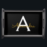 Black Gold Modernes Script Giron Monogram Name Serviertablett<br><div class="desc">Schwarz und Gold Einfache Script Monogram Name Place Serviertablett. Dies macht den perfekten Abschluss,  Geburtstag,  Hochzeit,  Brautparty,  Jubiläum,  Babydusche oder Junggeselinnen-Abschied Geschenk für jemanden,  die Lieben glamourösen Luxus und schicke Stile.</div>